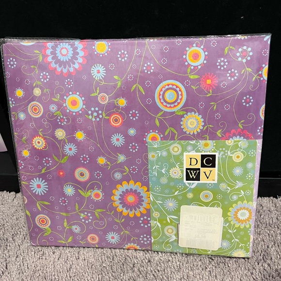 Die Cuts With A View 8x8 scrapbook album - Picture 2 of 3